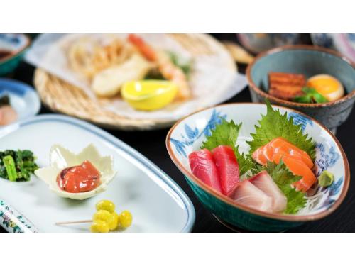 una mesa cubierta con tazones de comida en los platos en Taiseisou - Vacation STAY 90032v 