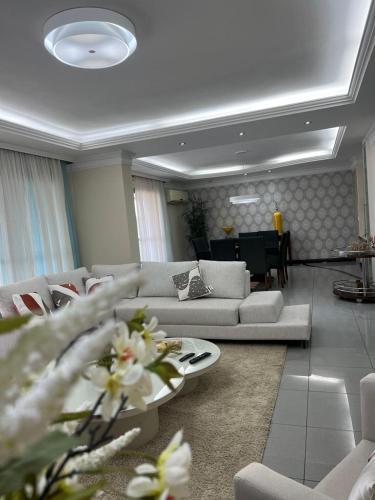 a living room with couches and a table and a piano at APARTAMENTO EM EDIFICIO 100% MOBILIADO PARA TEMPORADA in Manaus