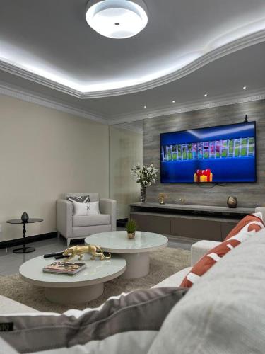 a living room with a couch and a tv at APARTAMENTO EM EDIFICIO 100% MOBILIADO PARA TEMPORADA in Manaus