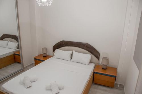 ein Schlafzimmer mit einem Bett und zwei Spiegeln in der Unterkunft Simplicity Big Apartment in Thessaloniki