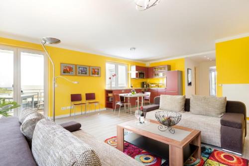 a living room with a couch and a table at Ferienwohnung Strandläufer in Juliusruh