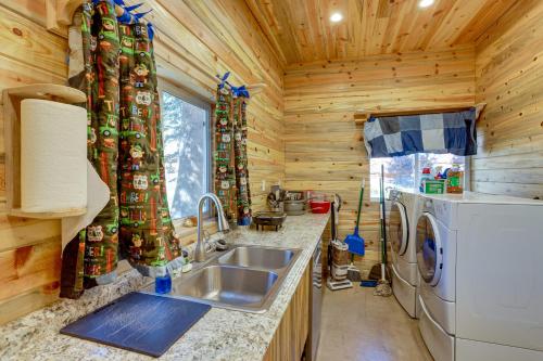cocina con fregadero y lavadora en Rustic Home in Dolores Hunting, Fishing and More! en Rico