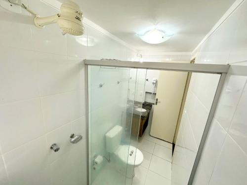 een badkamer met een glazen douche en een toilet bij Lacqua Diroma parque - CN J in Caldas Novas