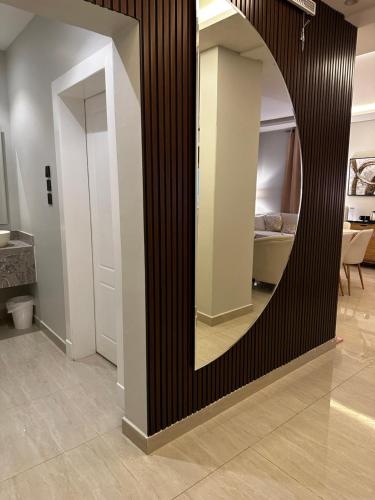 Hotel Apartment -7- L'Avner Al Moteab في الرياض: مرآة في منتصف الغرفة