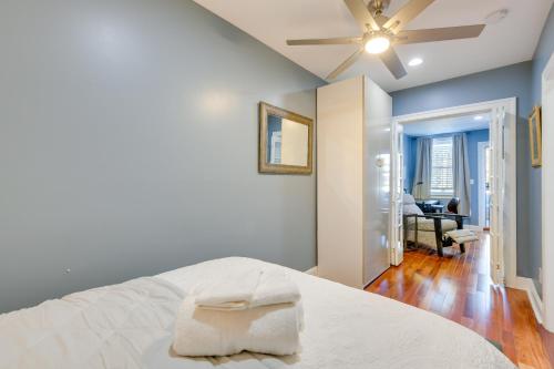 een slaapkamer met een bed en een plafondventilator bij Trendy Baltimore Townhome 2 Mi to Downtown! in Baltimore