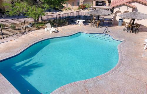 an overhead view of a swimming pool with chairs and umbrellas at Beautiful San Felipe Getaway in La Ponderosa