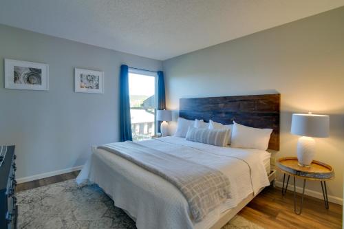 een slaapkamer met een groot bed en een raam bij Branson Pointe Royale Resort Condo with Amenities! in Branson