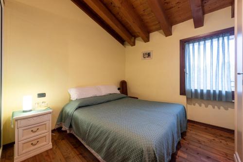 a small bedroom with a bed and a window at Agriturismo La Prateria in Gazzo