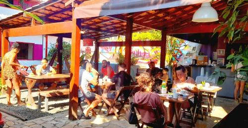 a group of people sitting at tables in a restaurant at Che Lagarto Paraty in Paraty