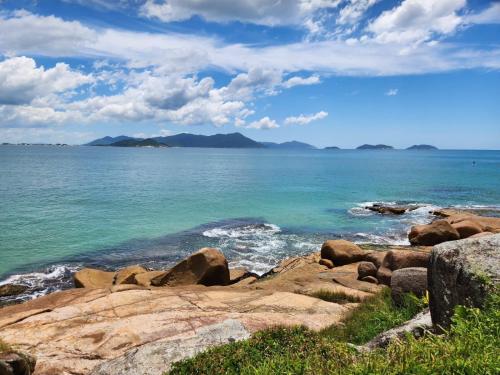 uma vista para o oceano a partir de uma praia rochosa em RESIDENCIAL WRUBLESKI ANEXO em Palhoça