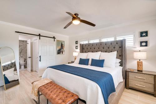 フォートマイヤーズにあるWaterfront Fort Myers Home Private Pool and Dockの天井ファン付きの大きなベッドのある寝室