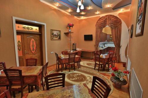 un salon avec des tables et des chaises ainsi qu'une salle à manger dans l'établissement ALMOS, à Douchanbé