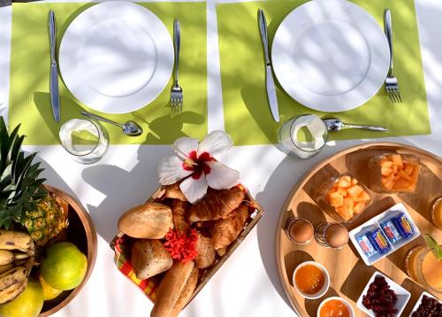 a table topped with plates and bowls of food at Domaine Saint-François in Saint-François
