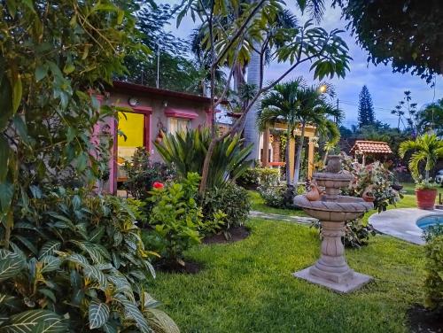 uma casa com um jardim e uma fonte no quintal em Quinta Villamarin em Chiconcuac
