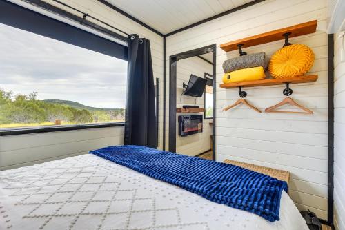 1 dormitorio con cama y ventana en Remote Strawn Container Home with Hot Tub!, en Strawn