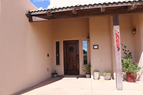 einer Haustür eines Hauses mit Topfpflanzen in der Unterkunft Southwestern Comfort Stay 2B in Las Cruces