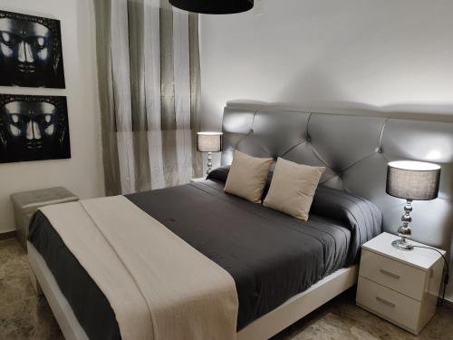 sypialnia z dużym łóżkiem z dużym zagłówkiem w obiekcie El Respiro w mieście Ruidera
