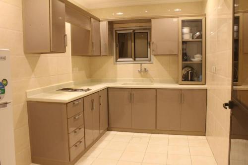 una cucina con lavandino e piano di lavoro di فيوبارك للشقق الفندقية a Al Hofuf