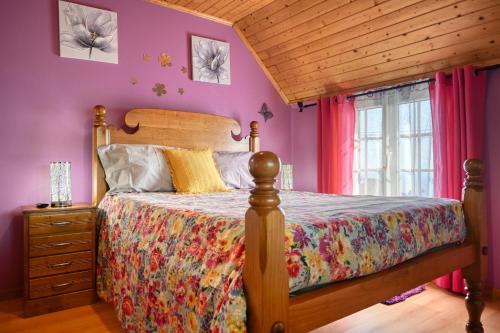 Ένα ή περισσότερα κρεβάτια σε δωμάτιο στο Casa Primavera, a Home in Madeira