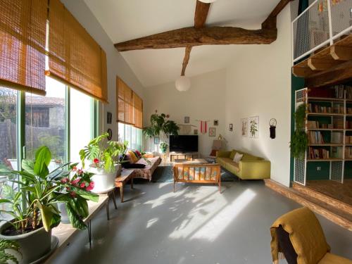una sala de estar llena de muchas plantas en Loft Saint-Jean, en Monségur