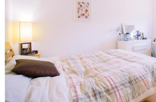 倫敦的住宿－Vivian House，一间卧室配有一张床铺,床上有毯子