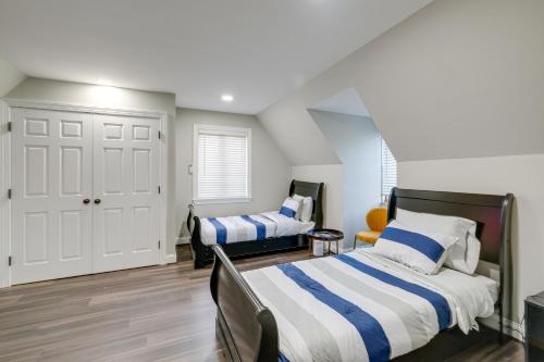 um quarto com 2 camas com riscas azuis e brancas em Silver Springs Home Walk to Downtown! em Silver Spring