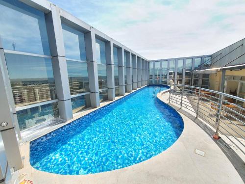 a swimming pool on the balcony of a building at Fusion Express By Rei dos Flats in Brasilia