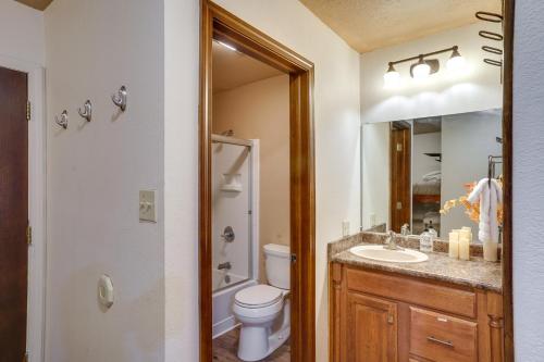 een badkamer met een wastafel, een toilet en een spiegel bij Brian Head Studio Condo with Balcony and Mountain View in Brian Head