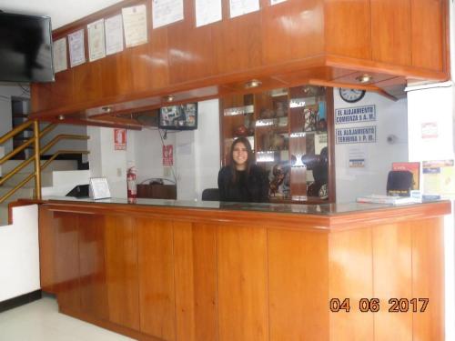 a woman standing behind a bar in a store at HOTEL BAYOVAR in Piura