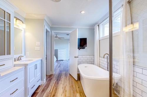 アトランティックビーチにあるLiving Water Estateのバスルーム(バスタブ、洗面台2台、シャワー付)