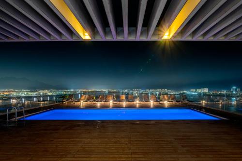 einen Pool mit Stadtblick in der Nacht in der Unterkunft Lagune Barra Hotel in Rio de Janeiro