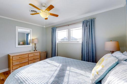 um quarto com uma cama e uma ventoinha de tecto em Living Water Estate em Atlantic Beach
