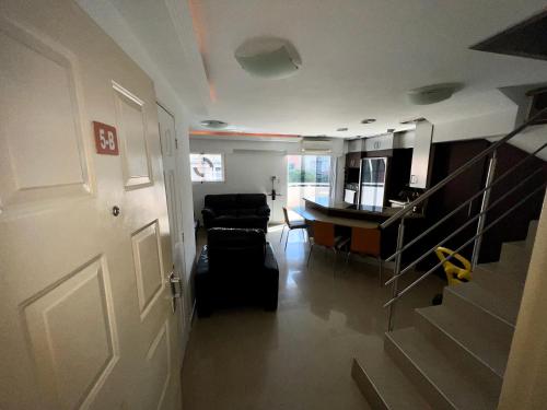 カラカスにあるCómodo apartamento enteroのドア付きの部屋、リビングルーム(テーブル付)