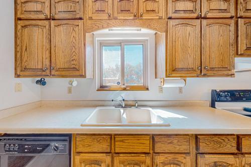 een keuken met een wastafel en een raam bij Western Wonders in Alamosa