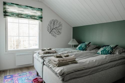 een slaapkamer met een groot bed en handdoeken bij Arcticmint in Rovaniemi