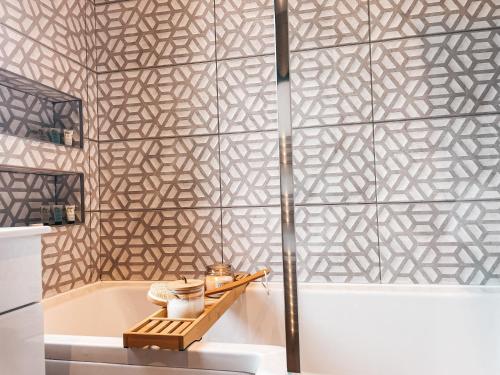un baño con ducha y bañera en Rosslyn House by Solace Stays, en Newport