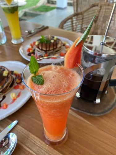 阿杭格默Ebony Boutique Villa的坐在桌子上喝着一盘食物