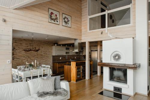Arcticmint في روفانييمي: غرفة معيشة مع أريكة بيضاء ومدفأة