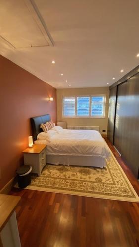 倫敦的住宿－Stunning double bedroom Greenwich London,，一间卧室设有一张大床和一个窗户。