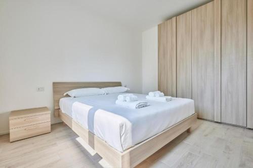 a bedroom with a large bed with white sheets at New Twin Flat 1 - Vicino San Siro Stadium e New Palace in Milan