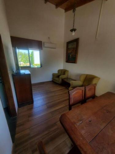 ein Wohnzimmer mit einem Sofa und einem Tisch in der Unterkunft Departamento céntrico amplio con garage automatizado 24 Hs in Santa Rosa