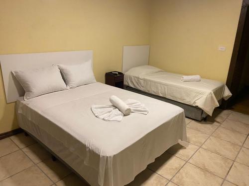 Ένα ή περισσότερα κρεβάτια σε δωμάτιο στο Suites Aconchego do Centro - Localizado no Centro