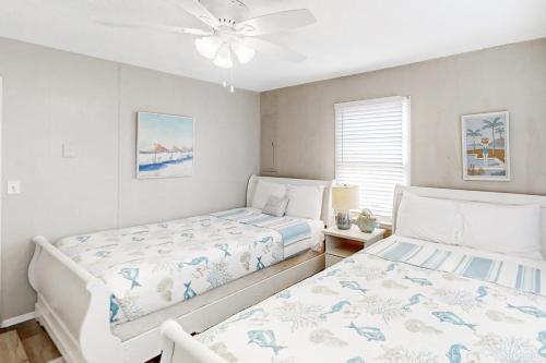 1 Schlafzimmer mit 2 Betten und einem Deckenventilator in der Unterkunft Bikini Bottom in Myrtle Beach