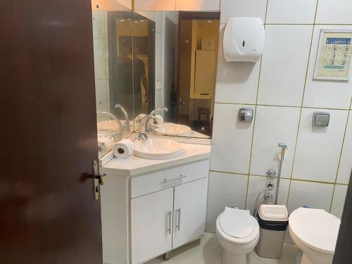 Ένα μπάνιο στο Suites Aconchego do Centro - Localizado no Centro