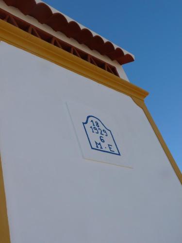 a sign on the side of a white door at Quinta da Eira Velha in Aldeia do Mato