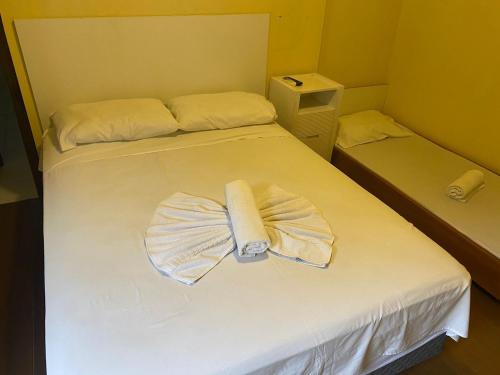 Ένα ή περισσότερα κρεβάτια σε δωμάτιο στο Suites Aconchego do Centro - Localizado no Centro