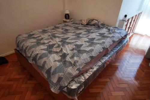1 dormitorio con 1 cama con manta de camuflaje en Botafogo: two Private Suites., en Río de Janeiro