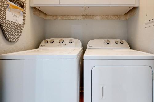 two washers and a dryer in a laundry room at Way to the Bay in Horseshoe Bay