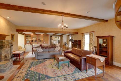 Historic New Lebanon Hideaway on 33 Private Acres! : غرفة معيشة مع أريكة وطاولة