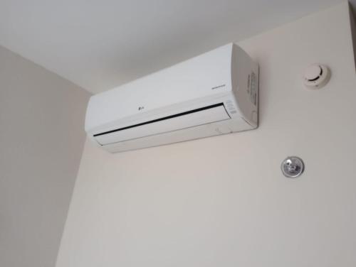 a ceiling mounted air conditioner in a bathroom at Quarto com acabamento superior no Design Hotel Linhares in Linhares